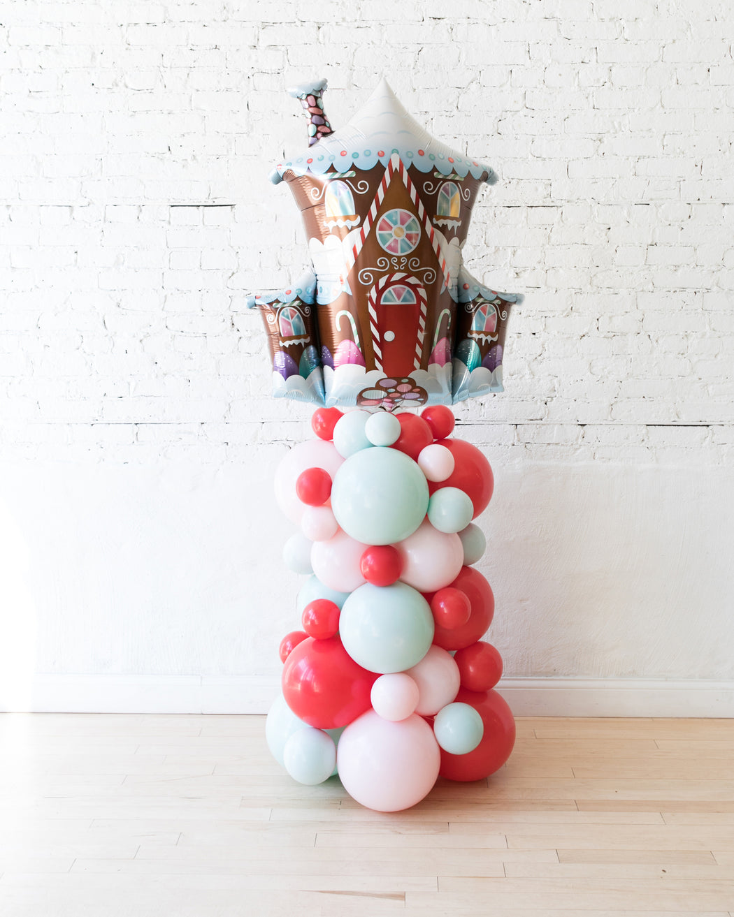 gingerbread-house-balloon-column-christmas