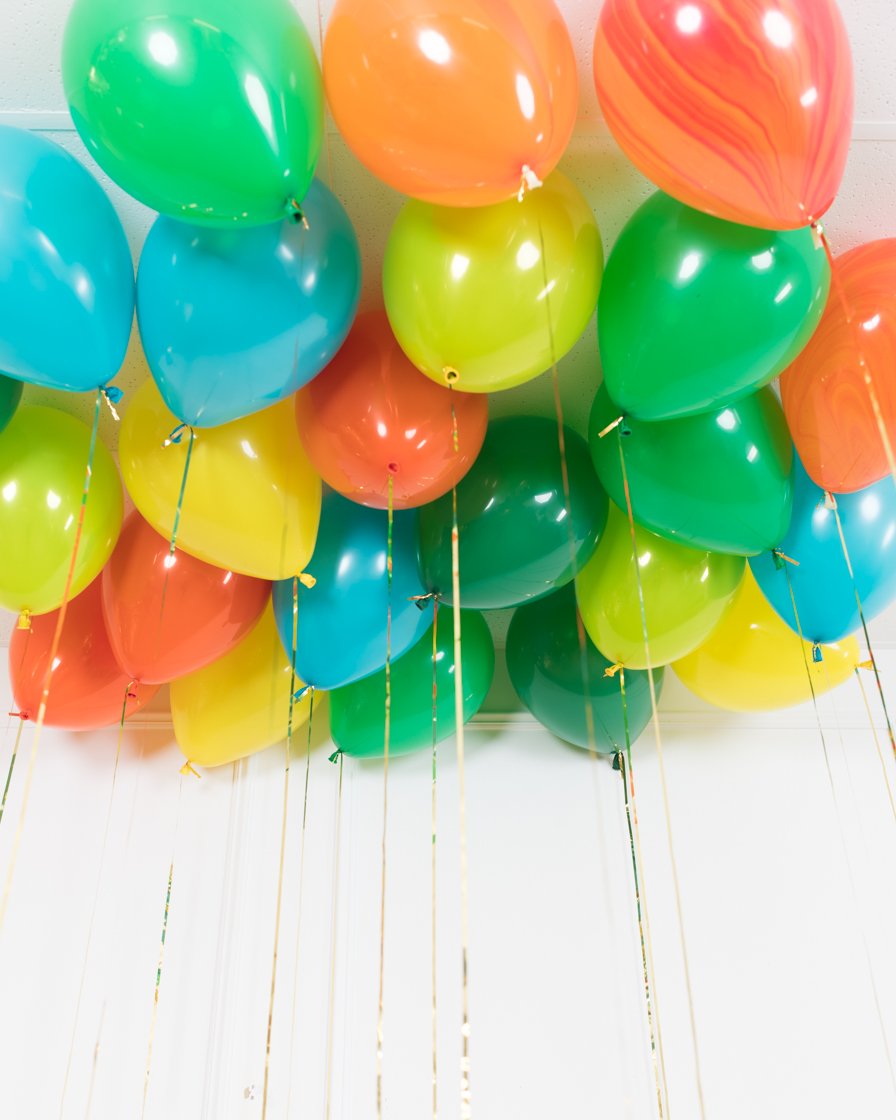 dinosaur-party-balloons-ceiling-set