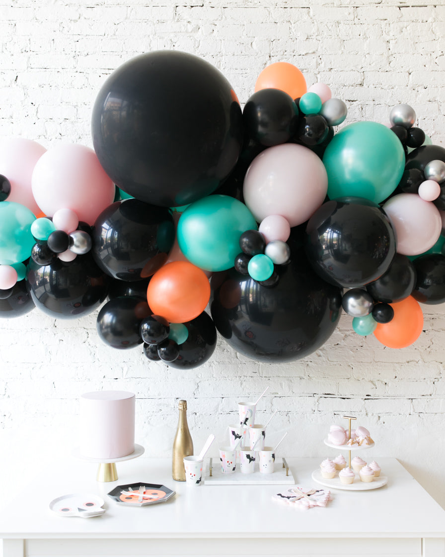 halloween-balloon-garland