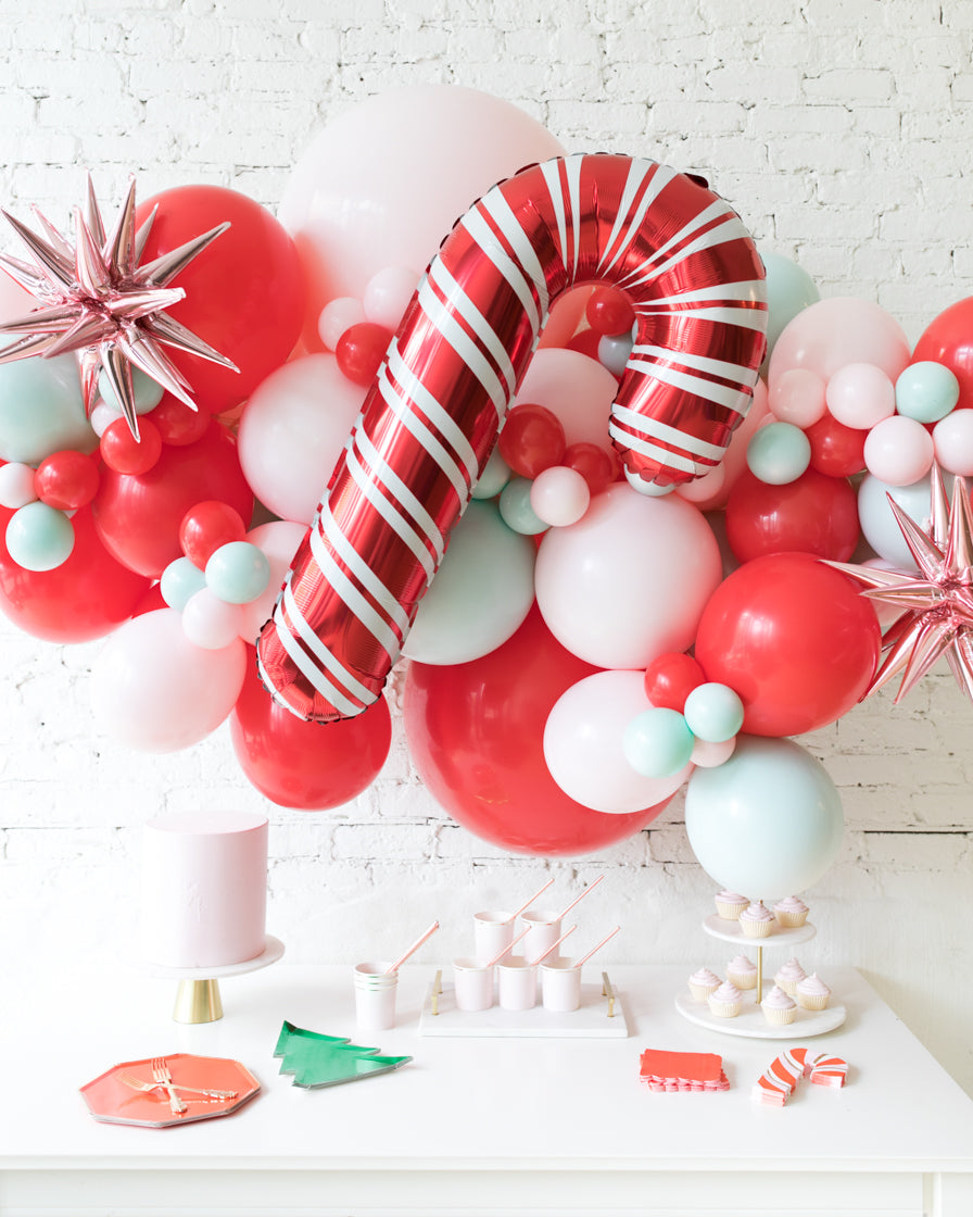 christmas-balloon-backdrop-garland