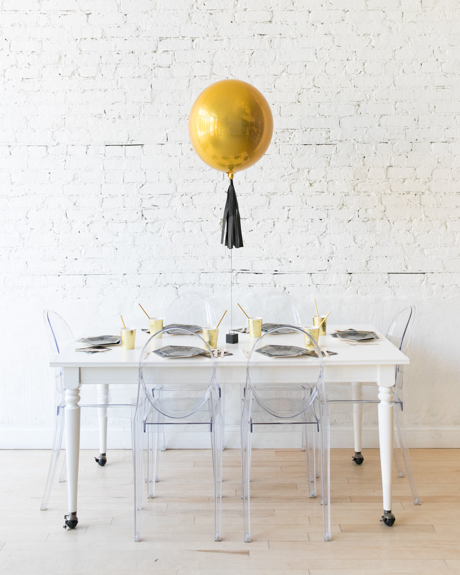 new-years-decorations-balloon-chicago-2023-gold-black-skirt-paris312