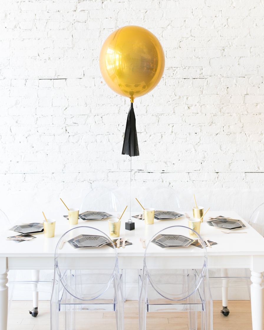 new-years-decorations-balloon-chicago-2023-gold-black-skirt-paris312