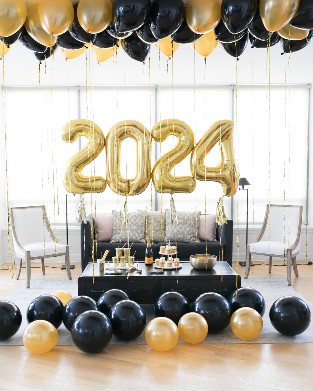 nye-2024-balloons-gold-black-balloons-bouquet