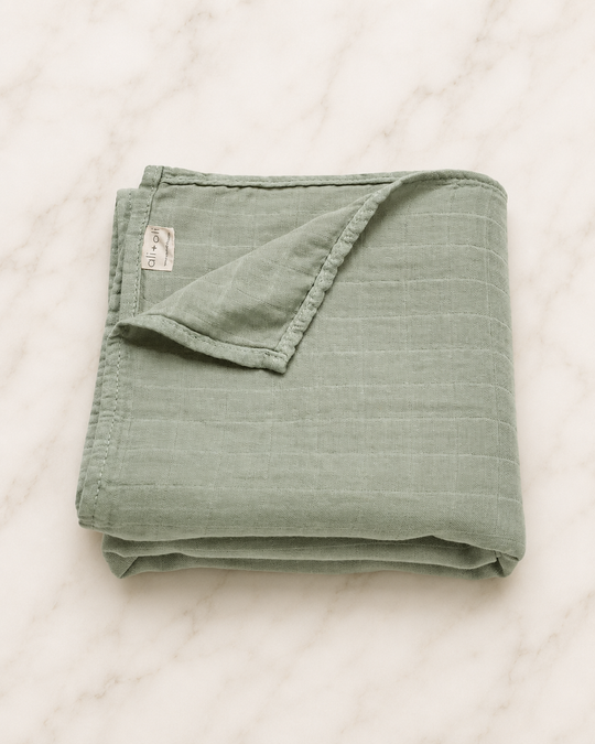Ali+Oli - Bamboo Muslin Swaddle Blanket (Apple)