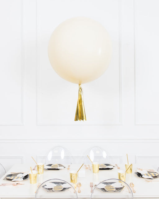 paris312-chicago-bee-theme-balloon-buttercup-gold-bouquet-centerpiece