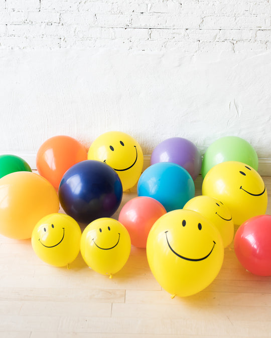 GIFT-Multicolor Palette with Happy Face Floor Balloons - set of 15