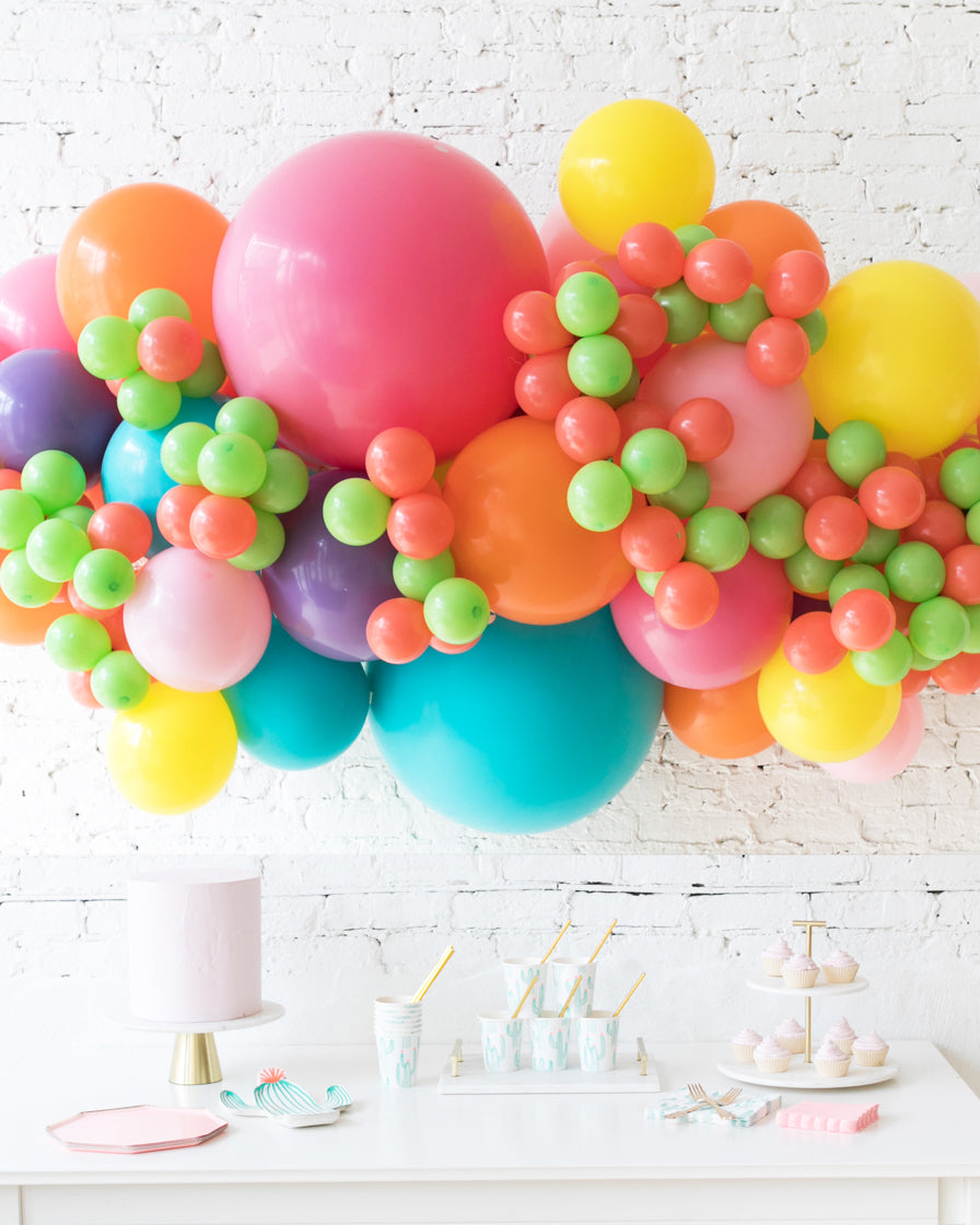 balloon-fiesta-theme-backdrop-garland-install