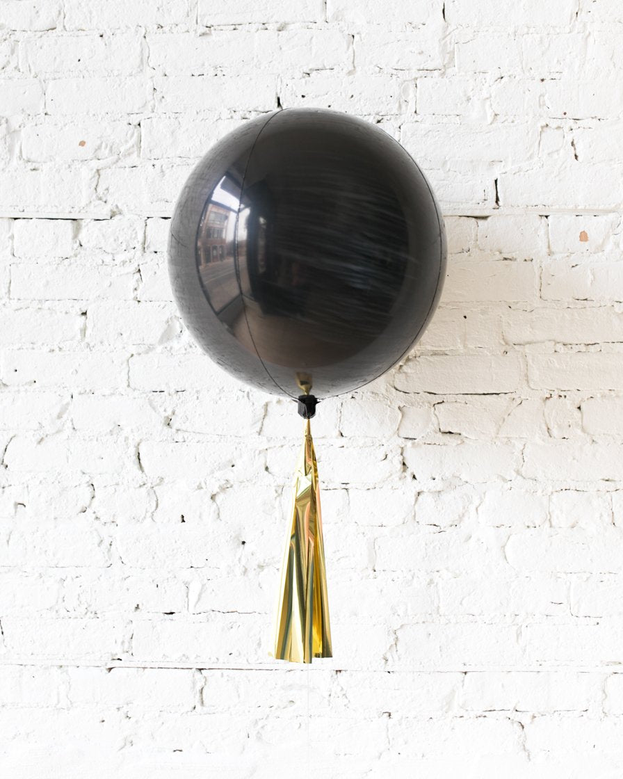 new-years-decorations-balloon-chicago-2022-orb-black-skirt-paris312