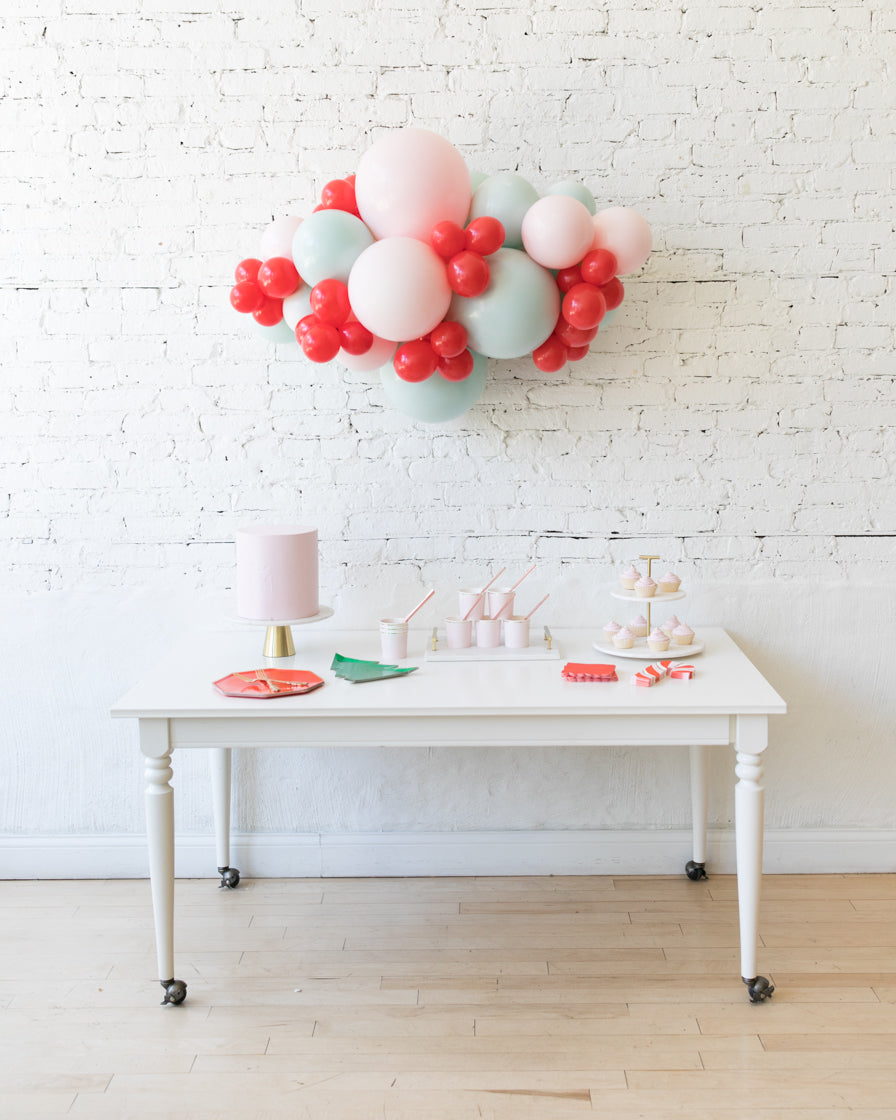 christmas-balloon-backdrop-garland