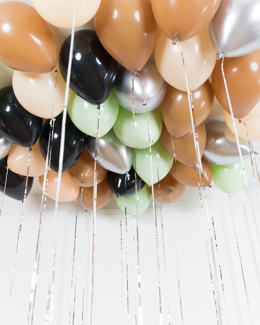 mandalorian-party-birthday-yoda-decorations-balloons-foil-silver-green-ceiling-chicago-paris312